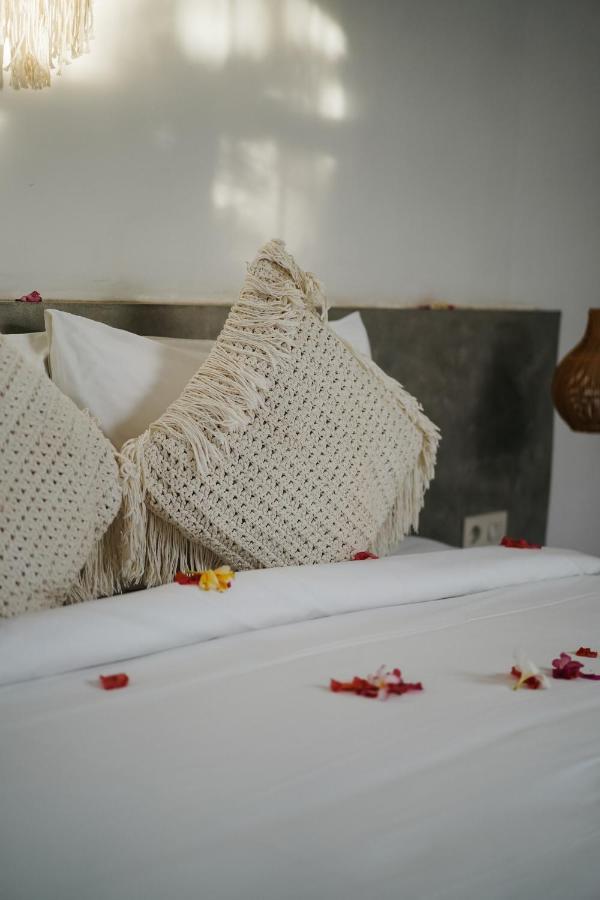 Suku Lifestyle Hotel & Villas Selong Belanak Esterno foto